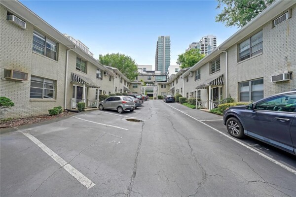Twin Oaks Condos Piedmont Avenue